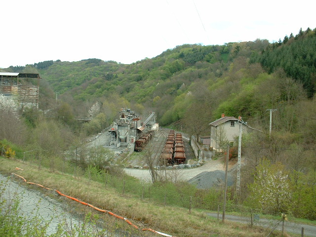 EP des carri�res de La Patte
Cette carri�re fournie une quantit� importante de ballast pour la SNCF. Au delà de ce point, la ligne n�est parcouru que par le train touristique.

21 Avril 2003
