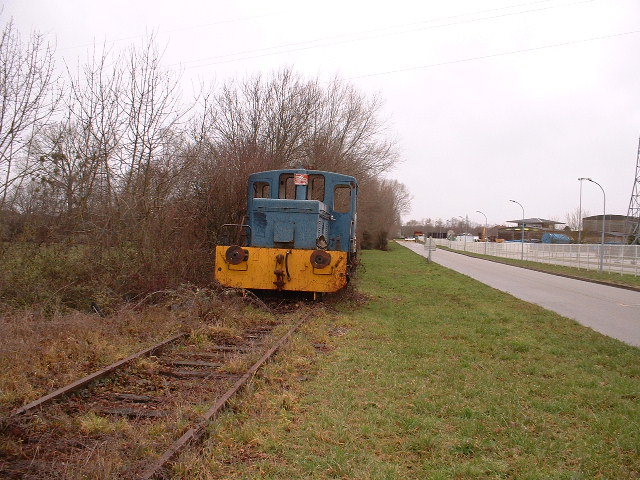 Terminus de la ligne avec un locotrateur abandonn�
Vue en direction de Ch�lon.

Janvier 2004
