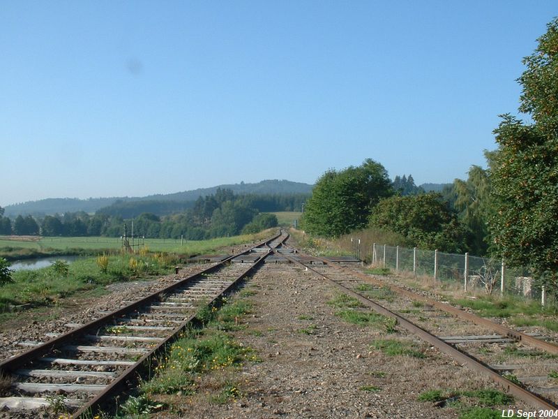 Entr�e de la gare d'Estivareilles
Vue en direction de Sembadel
Septembre 2004
