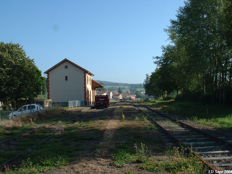 Gare d'Estivareilles
Mat�riel de l'association "Chemin de fer du Haut-Forez"

Vue en direction de Bonsols
Septembre 2004
