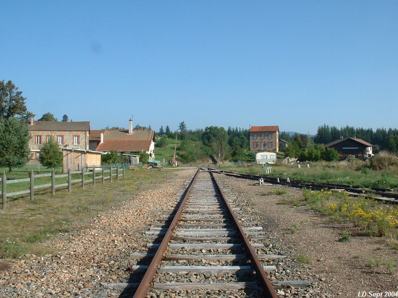 Entr�e de la gare d'Usson-en-Forez
Vue en direction de Bonsols
Septembre 2004
