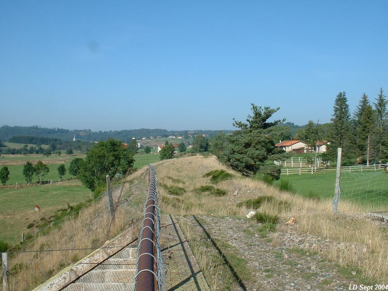 Peu apr�s Estivareilles (Le Pont du Rat)
Vue en direction de Sembadel
Septembre 2004
