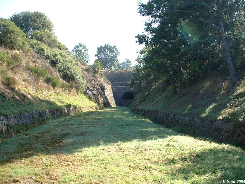 Entr�e Ouest du tunnel de Pichillon (959 m)
Vue en direction de Bonsols
Septembre 2004
