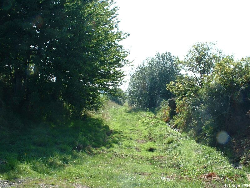 Plateforme peu avant Saint-Bonnet-le-Ch�teau
Vue en direction de Bonsols
Septembre 2004
