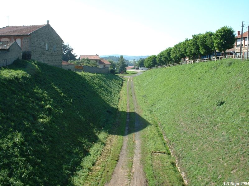 Entr�e de la gare de Saint-Bonnet-le-Ch�teau
Une route a d�sormais remplac� la voie ferr�e.

Vue en direction de Sembadel
Septembre 2004
