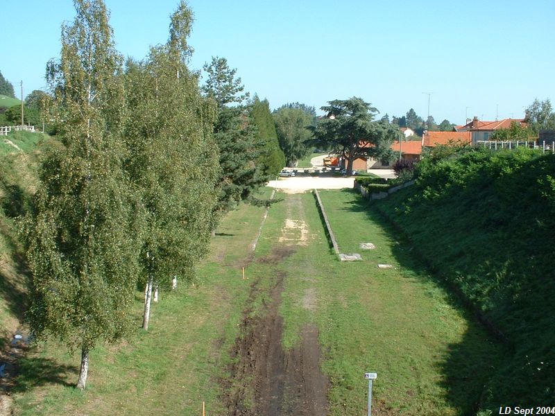 Gare de Saint-Bonnet-le-Ch�teau
On distingue bien les anciens quais
De nos jours, une route a remplac� la plateforme.

Vue en direction de Bonsols
Septembre 2004
