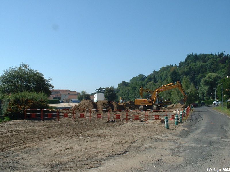 Sortie de la gare de Saint-Bonnet-le-Ch�teau
Les travaux de construction de la route qui doit prendre la place de la voie ferr�e ont commenc�.

Vue en direction de Sembadel
Septembre 2004

