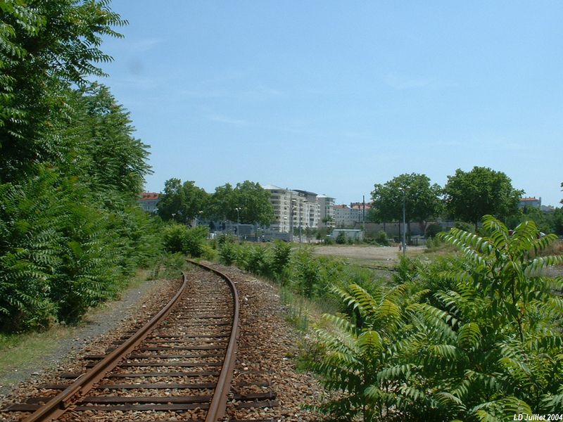 Arriv�e � l�ancienne "Gare de l�Est"
Vue en direction de Aoste-Saint-Genix
Juillet 2004
