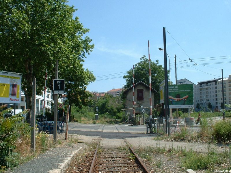 Le PN 0 (PN 1) avec sa maison garde-barri�res � droite
Cette maison garde-barri�res a �t� d�molie lors de la construction du tramway T3.

Vue en direction de Aoste-Saint-Genix
Juillet 2004
