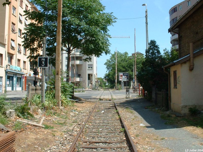 Le PN 1 (PN 3) avec � droite la maison garde-barri�res
Vue en direction de Aoste-Saint-Genix
Juillet 2004
