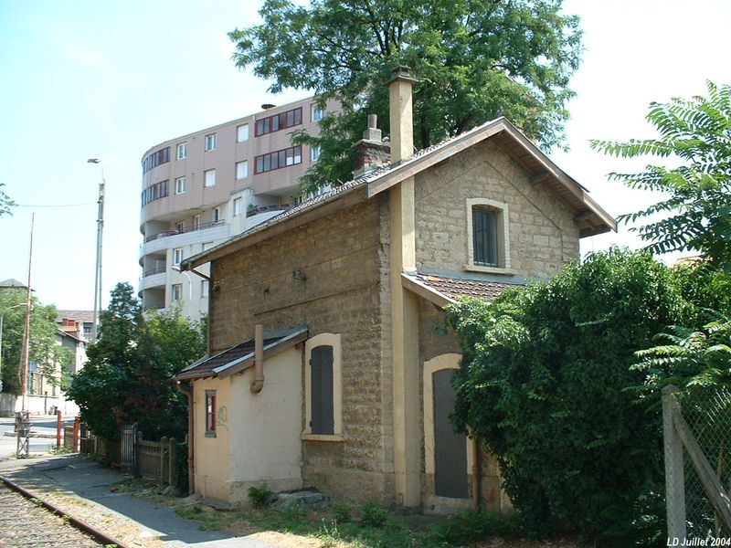 La maison garde-barri�res du PN 1 (PN 3)
Elle a �t� pr�serv�e lors de la construction du tramway pour abriter des locaux techniques.

Juillet 2004


