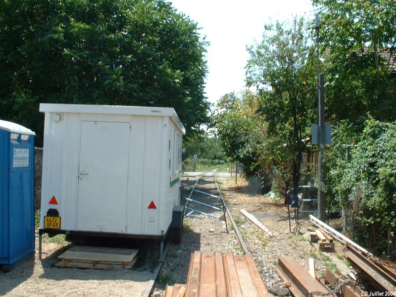 Le PN 2bis (PN 6) pris depuis le PN 3 (PN 7)
Au premier plan, les travaux de d�viation de r�seau ont commenc� pour la construction du tramway T3.

Vue en direction de Lyon
Juillet 2004
