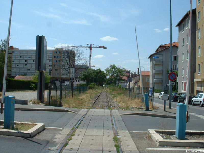 Le PN 5 (PN 9) � l�entr�e de la gare de Villeurbanne
Vue en direction de Lyon
Juillet 2004

