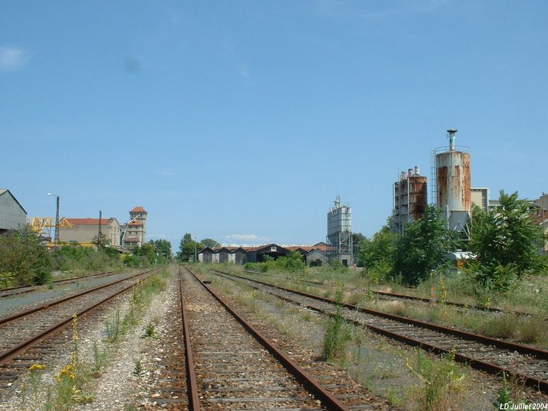 Les nombreuses voies en gare de Villeurbanne
Au fond sur la droite, l�ancien d�p�t du CFEL.
A droite, les anciens silos à ciments de l�EP Vicat

Vue en direction de Aoste-Saint-Genix
Juillet 2004
