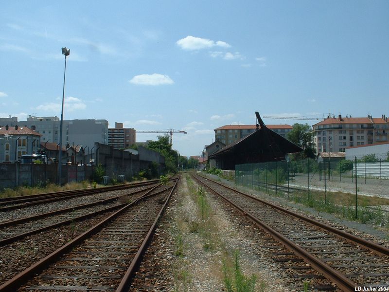 Gare de Villeurbanne et sa halle � marchandises
Vue en direction de Aoste-Saint-Genix
Juillet 2004

