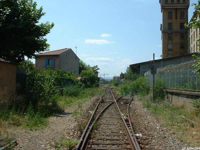 Vue depuis le PN 6 (PN 10) � la sortie de la gare de Villeurbanne
Vue en direction de Lyon
Juillet 2004
