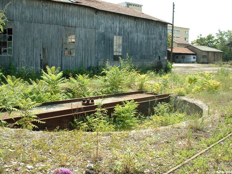 Pont tournant pr�s de l�ancien d�p�t � Villeurbanne
En arri�re plan, l�ancien d�p�t

Juillet 2004
