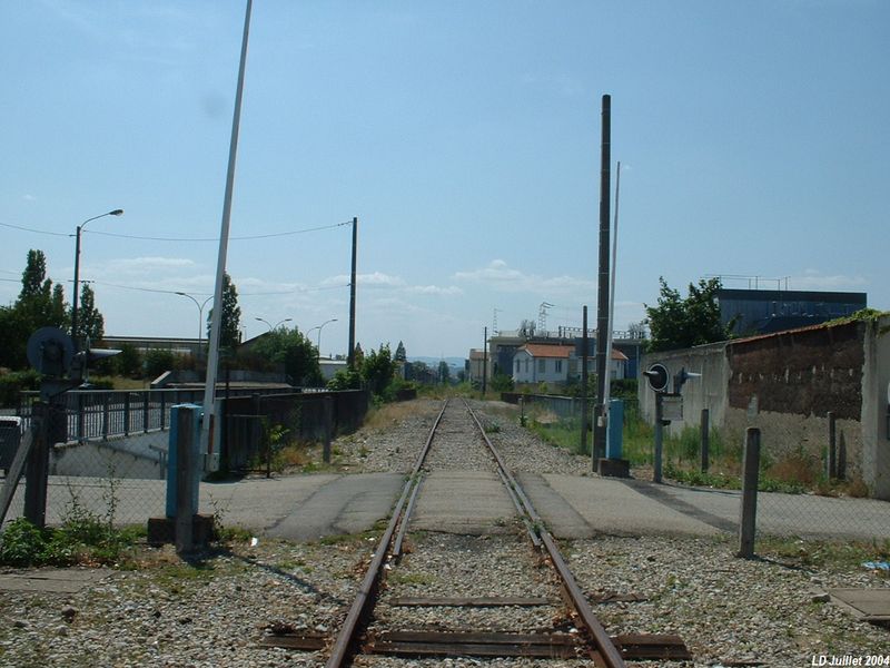 Vue du PN 13 (SNCF)
Ce PN n�existait pas du temps de l�exploitation par le CFEL

Vue en direction de Lyon
Juillet 2004
