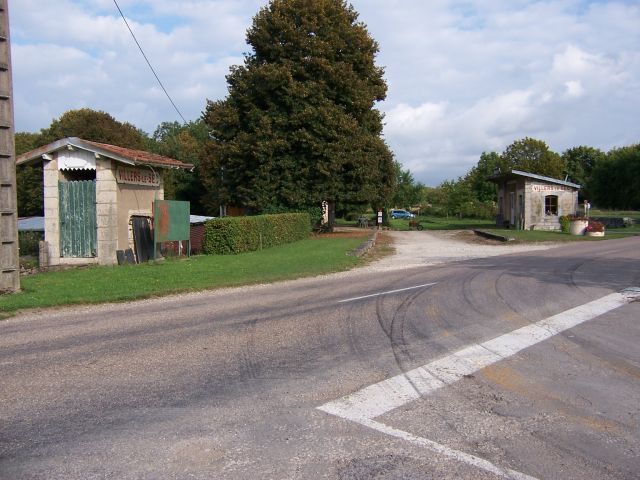 Entr�e en gare de Villers-le-Sec
Vue prise en direction de Besançon. On remarquera l'abri de quai, les toilettes ainsi que la pr�sence des bordures de quais.

Septembre 2007
