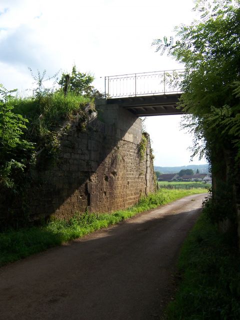 Pont pr�s du lieudit "Les belles baraques"
On remarquera la largeur des cul�es qui rappellent que la ligne �tait à double voie. La tablier n'est pas d'origine.

Septembre 2007
