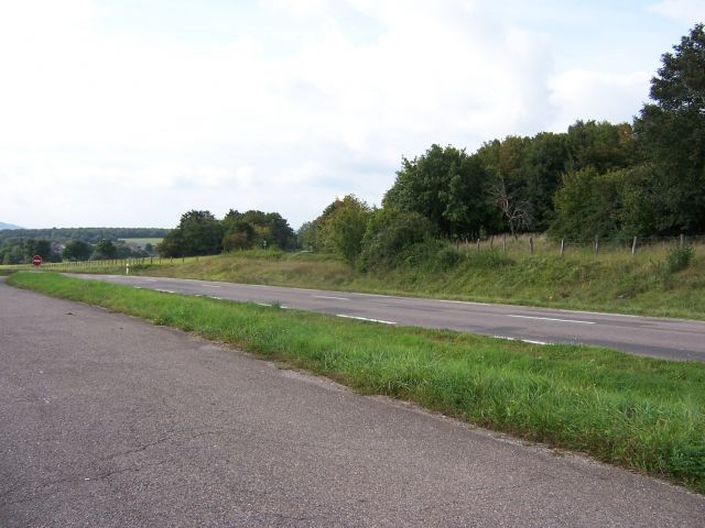 Croisement de la ligne avec la D9
Vue prise en direction de Vesoul

Septembre 2007
