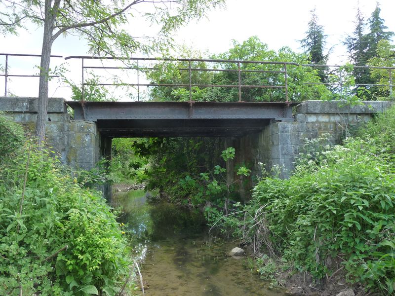 Pont avant la gare de Grospierres
La direction d'Al�s est à droite.
Avril 2011
