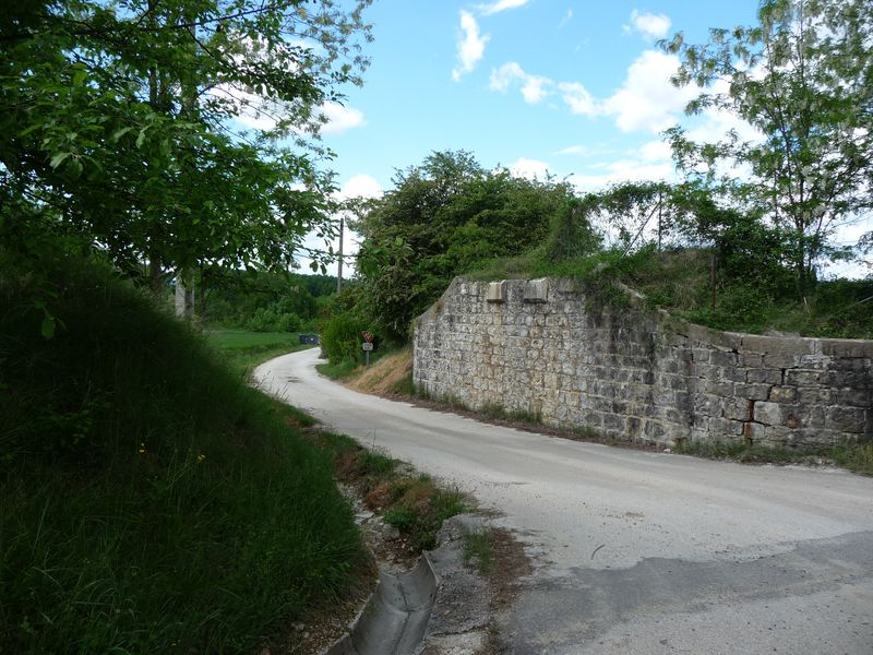 Ancien pont au lieudit "La Boud�ne"'
La direction du Teil est à droite.
Avril 2011
