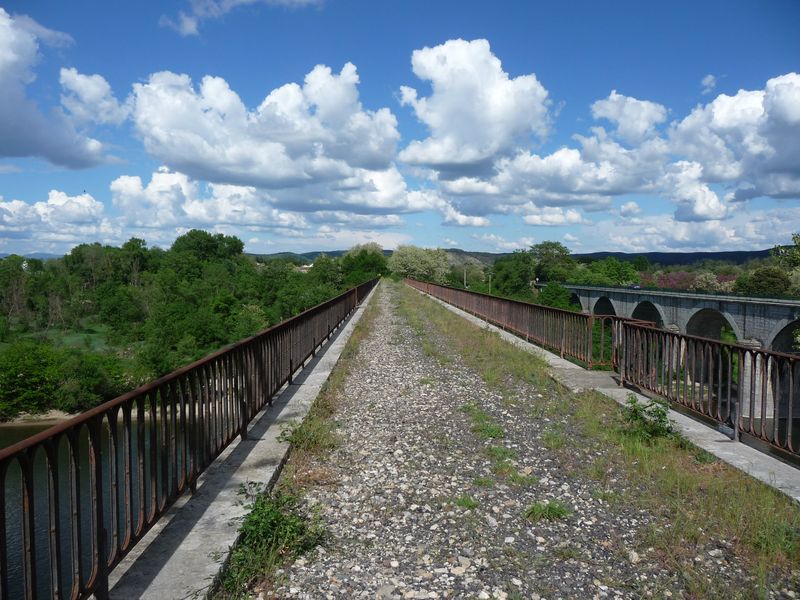 Viaduc sur l'Ard�che
Vue en direction du Teil
Avril 2011
