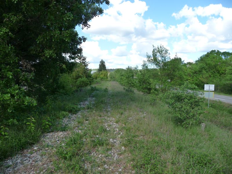 Plaforme de la ligne � la sortie de Ruoms
Vue en direction du Teil
Avril 2011
