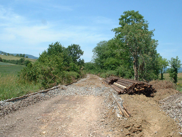 Environs de Saint-Lager-Bressac, stocks des rails en cours de d�pose
Vue en direction de Privas
Juin 2005 
