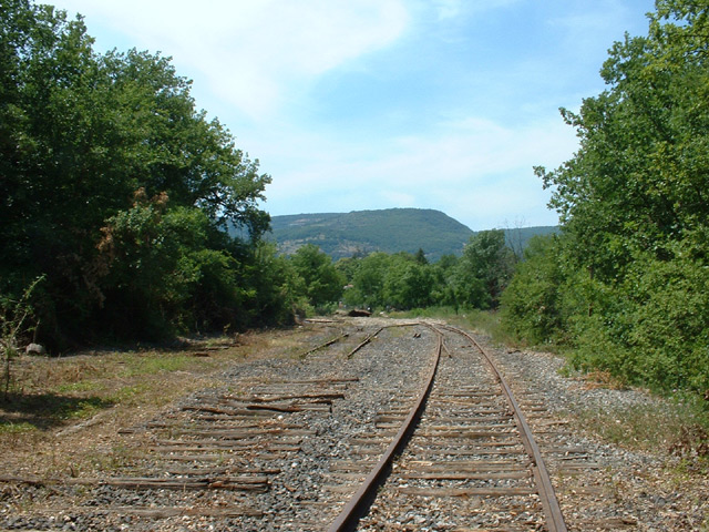 Entr�e de la gare de Chom�rac
Vue en direction de Privas
Juin 2005 
