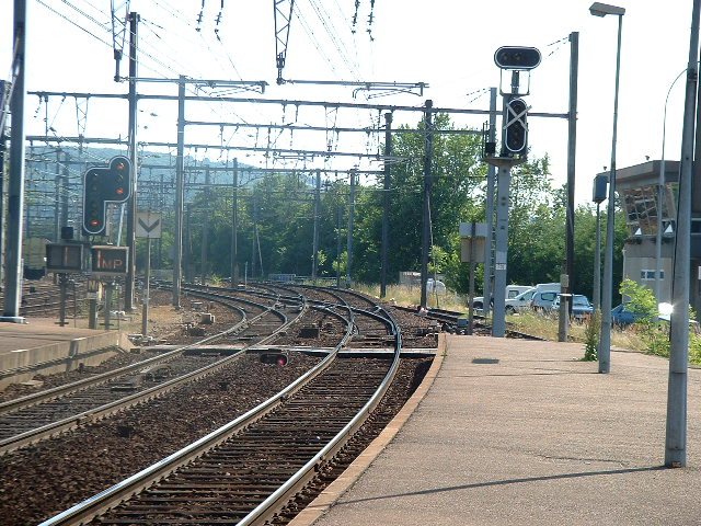Gare de Givors-Canal
Raccordement de Givors-Canal (au bout des quais sur la droite)
L�appareil est d�pos�.

Juin 2002
