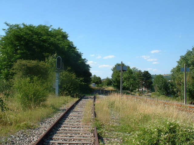 Givors - S�paration des branches vers Badan (�droite) et Givors-Canal (� gauche)
Vue en direction de Lozanne

Juin 2002
