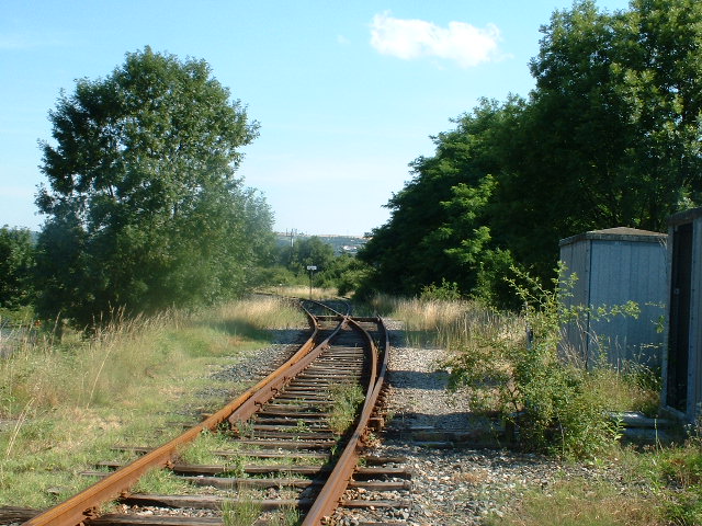 Givors - S�paration des branches vers Badan (� gauche) et Givors-Canal (� droite)
Cet appareil de voie est aujourd�hui d�pos�, la banche vers Givors ayant �galement �t� d�pos�e.

Juin 2002
