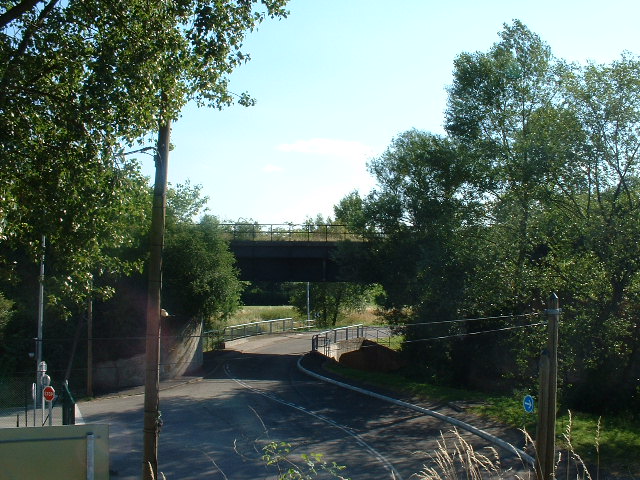 Givors - Ancienne branche vers Chasse-sur-Rh�ne
Le pont permet à la fois de franchir une rue de Givors, mais �galement la rivi�re "le Garon". De ce fait, le pont ferroviaire enjambe un pont routier.

Juin 2002
