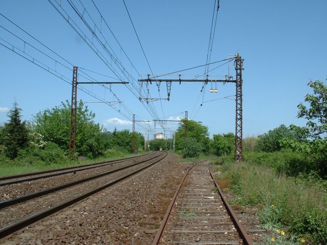 Gare de Lunel
Peu apr�s la gare de Lunel, la ligne de s�pare de l�art�re N�mes - Montpellier. La photo est prise en direction d�Arles.

Mai 2002
