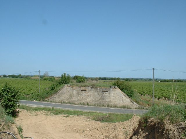 Ancien pont-rail peu apr�s Marsillargues
La seconde cul�e a disparue. Elle �tait situ�e au premier plan de la photo. La vue est prise en direction d�Arles.

Mai 2002
