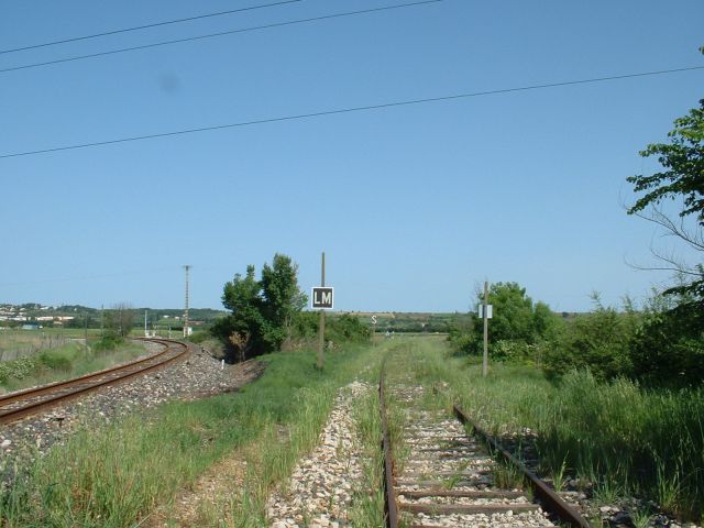 La ligne continue ensuite vers Arles
La ligne à gauche est celle de N�mes - Le Grau-du-Roi, à droite celle d�Arles-Lunel.

Mai 2002
