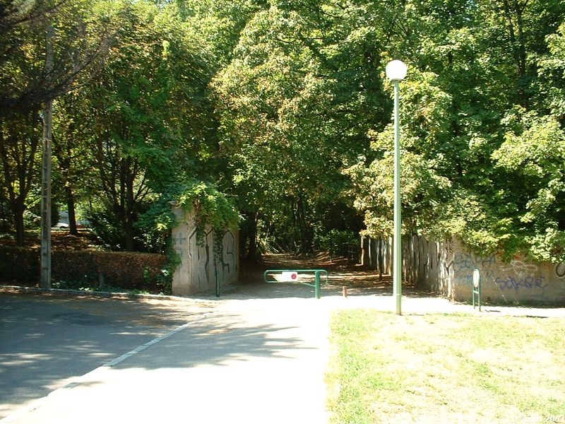 A Lyon, croisement avec la rue de Champvert
Vue en direction de Mornant
Août 2003
