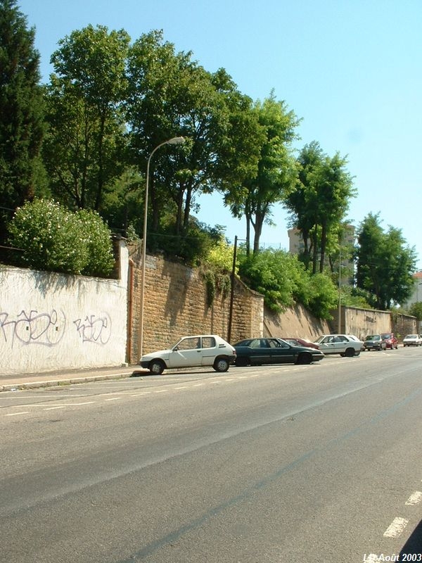 Cul�e du pont m�tallique au dessus de la rue Pierre Audry
Vue en direction de Lyon
Août 2003
