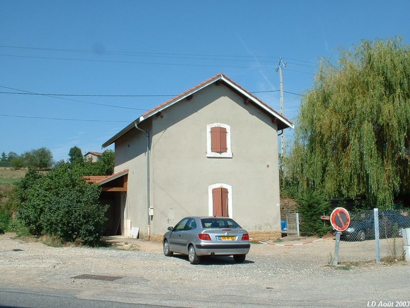 Gare de Vaugneray-Gare
Terminus primitif de la ligne avant son prolongement dans le centre de Vaugneray en 1906.

La direction de Lyon est à droite.
Août 2003
