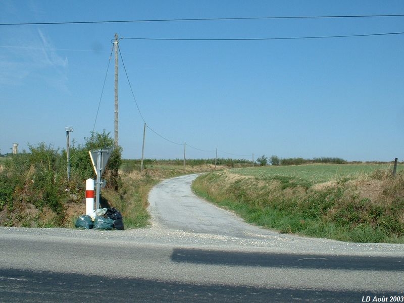 Plateforme de la ligne entre Messimy et Soucieu-en-Jarrest
Plateforme au croisement de la d�partementale 30

Vue en direction de Mornant
Août 2003

