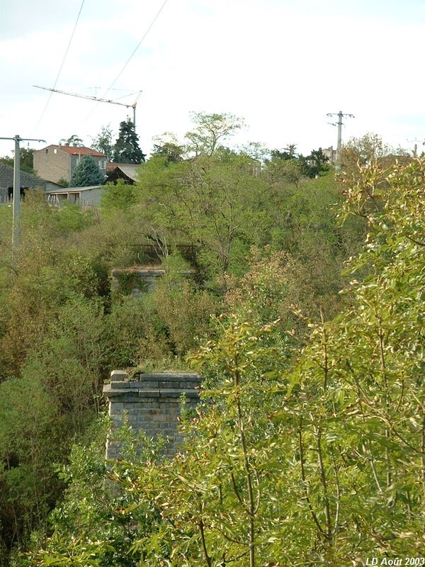 Viaduc de Soucieu-en-Jarrest
Viaduc sur le Furon. Aperçu de l'une des deux piles et de la cul�e Nord.

Vue en direction de Lyon
Août 2003
