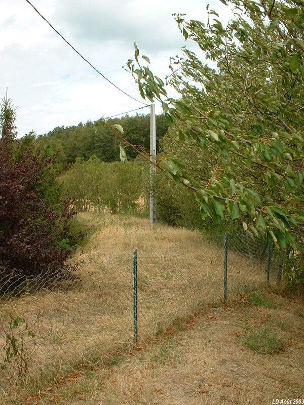 Plateforme de la ligne au col de la Croix Forest
Vue en direction de Messimy
Août 2003

