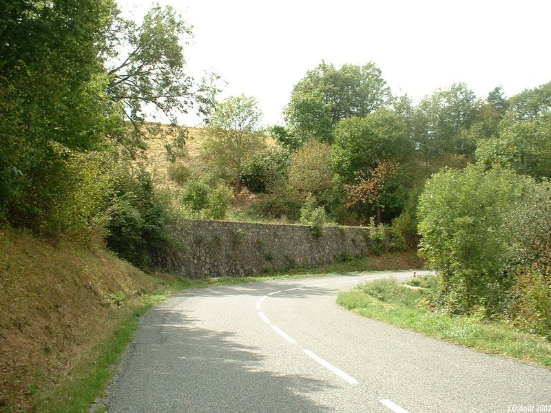 Mur de sout�nement de la voie ferr�e le long de la D34
La voie ferr�e passait au dessus du mur.
Photo prise pr�s du lieudit "Bas de frontfroide".

La direction de Saint-Symphorien est à droite
Août 2003

