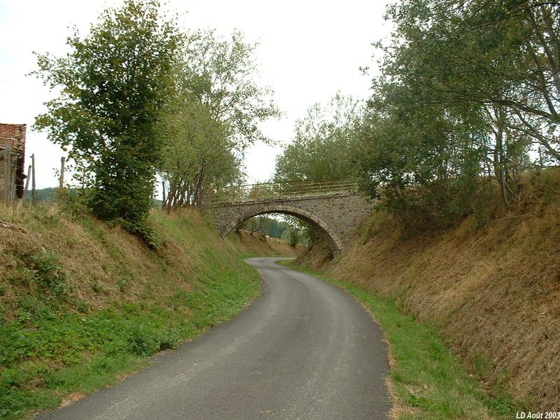 Entre Saint-Martin-en-Haut et Larajasse
La D600 emprunte l�ancienne voie ferr�e.

Vue en direction de Saint-Symphorien
Août 2003
