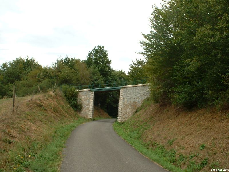 Entre Saint-Martin-en-Haut et Larajasse
La D600 emprunte l�ancienne voie ferr�e.

Vue en direction de Messimy
Août 2003
