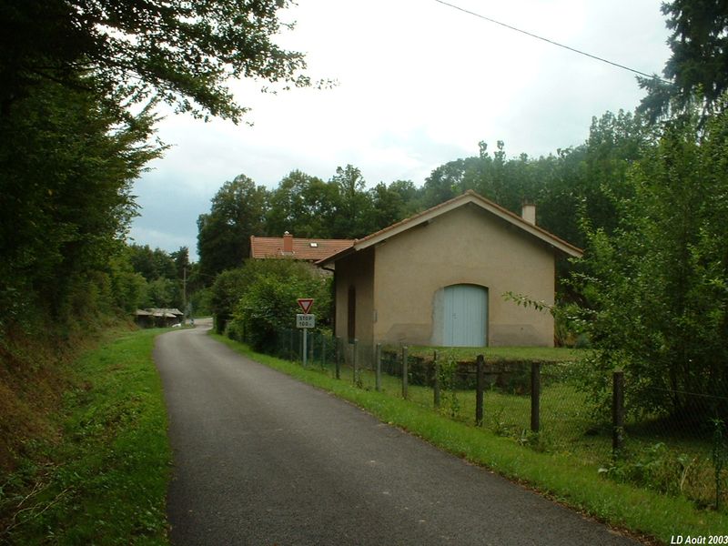 Gare de Larajasse-N�zel avec son quai marchandises
Vue en direction de Saint-Symphorien
Août 2003
