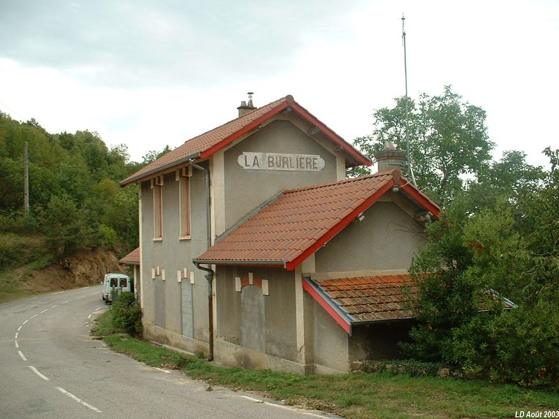 Ancienne gare de "La Burli�re"
La voie passait sur la route.

Vue en direction de Messimy
Ao�t 2003
