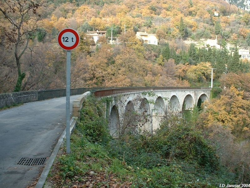 Viaduc du Riou de Gourdon
Vue en direction de Nice

Janvier 2004
